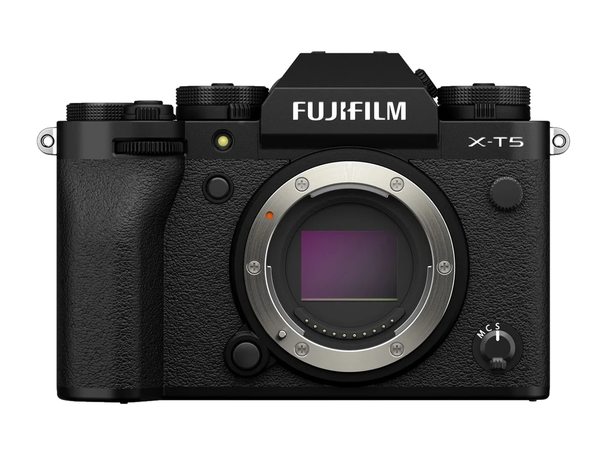 Fujifilm X-T5 sobre fondo oscuro